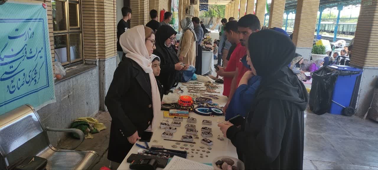 فعالیت بازارچه نوروزی صنایعدستی در ایستگاه راهآهن اندیمشک