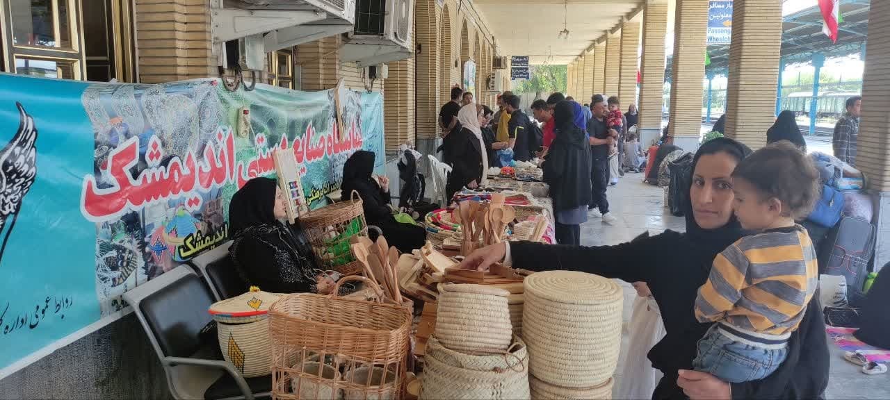 فعالیت بازارچه نوروزی صنایع‌دستی در ایستگاه راه‌آهن اندیمشک
