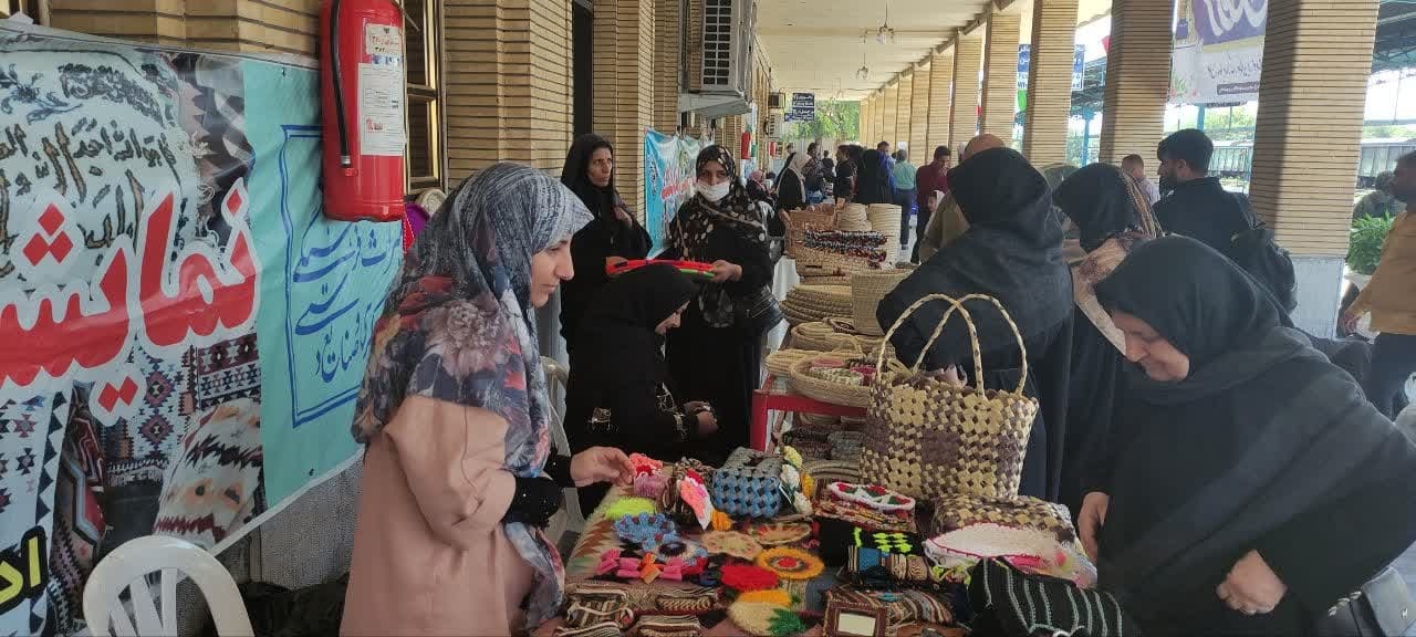 فعالیت بازارچه نوروزی صنایع‌دستی در ایستگاه راه‌آهن اندیمشک