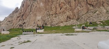 بازدید گردشگران نوروزی از کتیبه ۴۸۰۰ ساله سرپل‌ذهاب