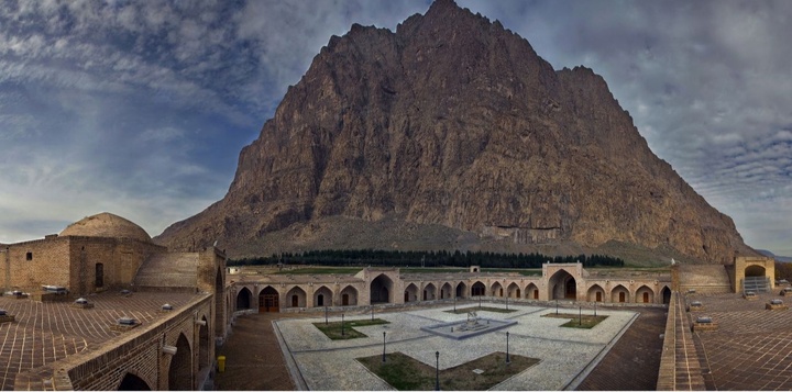 کاروانسرای جهانی بیستون، ایستاده به تماشای شکوه تاریخ و تمدن ایران زمین
