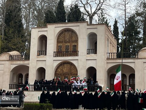 پرچم جمهوری اسلامی ایران در باغ شاهزاده ماهان برافراشته شد