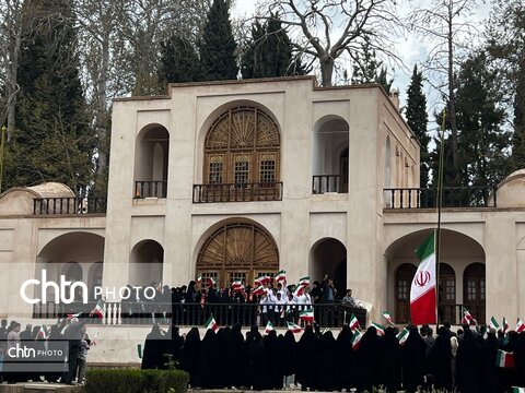 برافراشته شدن پرچم جمهوری اسلامی ایران در باغ شاهزاده ماهان