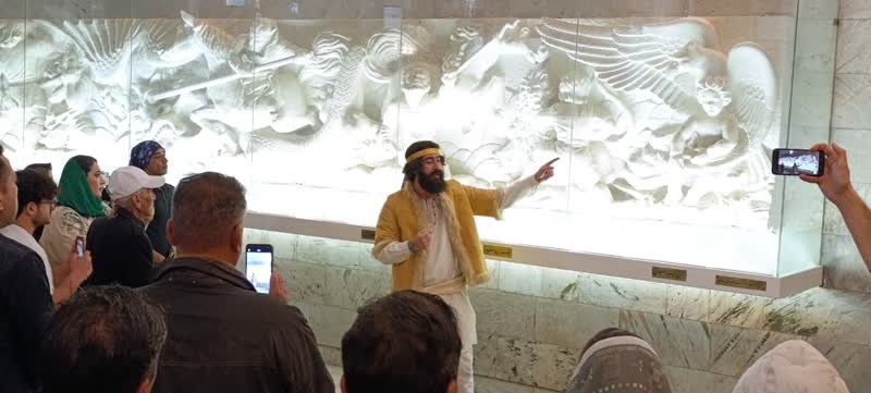 میزبانی از مسافران نوروزی با افطاری ساده در آرامگاه فردوسی