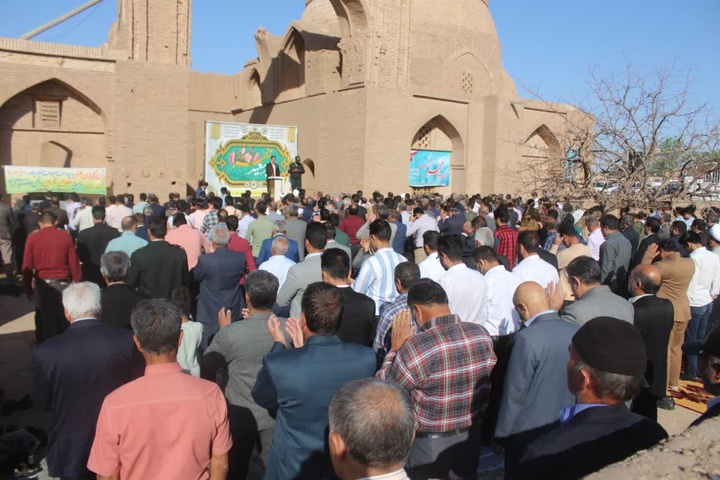 برگزاری نماز باشکوه عید سعید فطر در مسجد جامع تاریخی شهرستان رشتخوار
