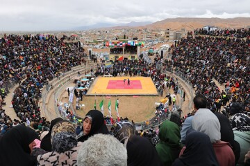 مسابقات کشتی با چوخه در گود زینل خان اسفراین برگزار شد