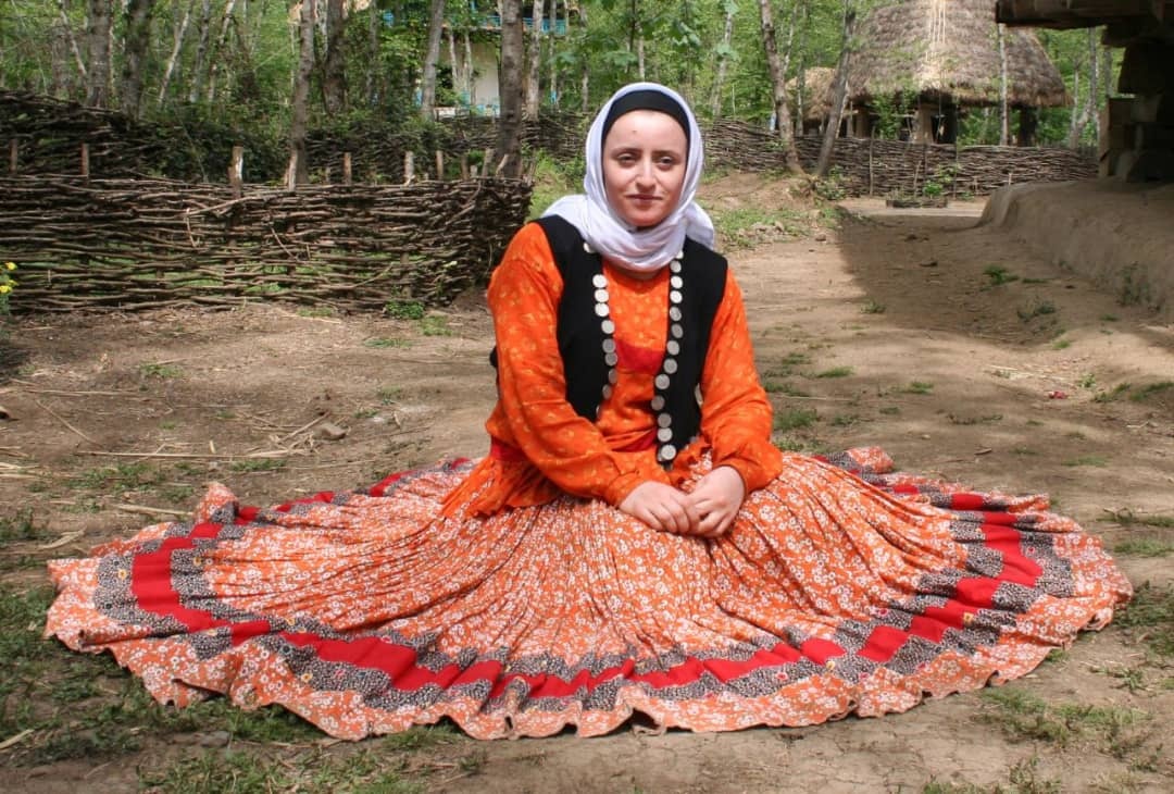 لباس محلی زنان گیلان نهفته در رنگ و طرح