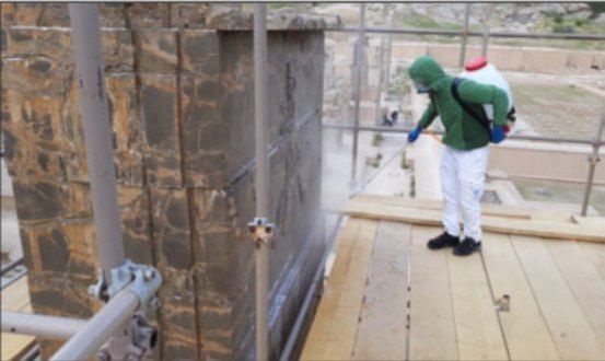 کارگاههای پاکسازی گل سنگها در مجموعه جهانی تختجمشید همچنان فعال است/ مستندسازی و مستندنگاری محل گل سنگها