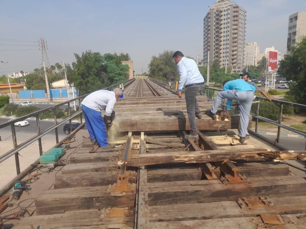 تعویض تراورسهای معیوب پل تاریخی سیاه راهآهن جنوب