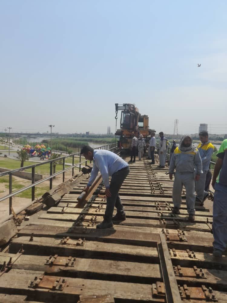 تعویض تراورسهای معیوب پل تاریخی سیاه راهآهن جنوب