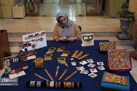 نمایشگاه آثاری از هنر سوزندوزی به مناسبت روز خلیج فارس