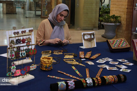 نمایشگاه آثاری از هنر سوزندوزی به مناسبت روز خلیج فارس