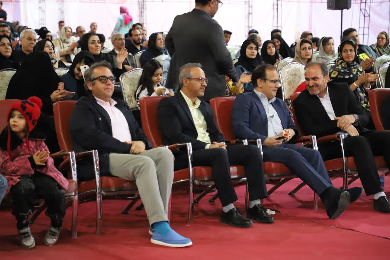 سوغات در کنار نمایشگاه صنایعدستی موجب توسعه خواهد شد