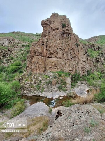 آبشار گله خانه (کله خانه) ابهر    آبشار گله خانه یا کوله خانه که از جاذبه های طبیعی ابهر است  در نزدیکی روستای زیبا و سرسبز گله خانه در 22 کیلومتری شهر ابهر قرار دارد. این آبشار بسیار زیبا با ارتفاع تقریبی 15 متری بلندترین و زیباترین آبشار شهرستان ابهر است. روستای کوله خانه روستای کوچکی است که تنها چند خانوار معدود در آن زندگی می کنند و از طریق باغات میوه و مزارع وسیع امرار معاش می کنند.