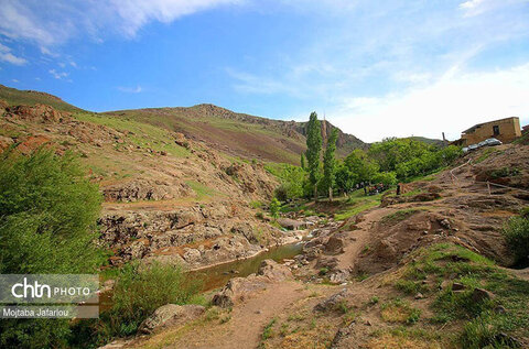 آبشار گله خانه (کله خانه) ابهر    آبشار گله خانه یا کوله خانه که از جاذبه های طبیعی ابهر است  در نزدیکی روستای زیبا و سرسبز گله خانه در 22 کیلومتری شهر ابهر قرار دارد. این آبشار بسیار زیبا با ارتفاع تقریبی 15 متری بلندترین و زیباترین آبشار شهرستان ابهر است. روستای کوله خانه روستای کوچکی است که تنها چند خانوار معدود در آن زندگی می کنند و از طریق باغات میوه و مزارع وسیع امرار معاش می کنند.