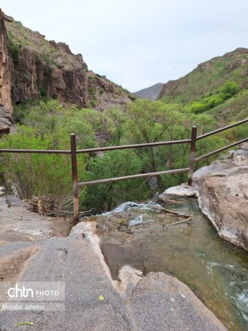 آبشار گله خانه (کله خانه) ابهر    آبشار گله خانه یا کوله خانه که از جاذبه های طبیعی ابهر است  در نزدیکی روستای زیبا و سرسبز گله خانه در 22 کیلومتری شهر ابهر قرار دارد. این آبشار بسیار زیبا با ارتفاع تقریبی 15 متری بلندترین و زیباترین آبشار شهرستان ابهر است. روستای کوله خانه روستای کوچکی است که تنها چند خانوار معدود در آن زندگی می کنند و از طریق باغات میوه و مزارع وسیع امرار معاش می کنند.