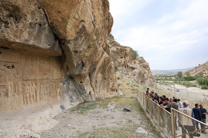 نقوش سنگی پیروزی ایرانیان بر رومیان در قالب کمپین (این به اون در) روایت می‌شود