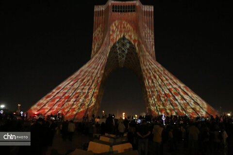 نورپردازی برج آزادی تهران در «روز خرم‌آباد»