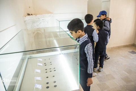 بازدید دانش آموزان از موزه‌های باغ و عمارت جهانی اکبریه در آستانه هفته میراث فرهنگی