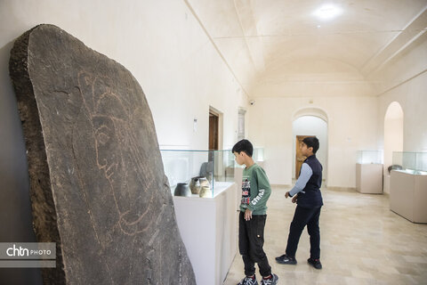بازدید دانش آموزان از موزه‌های باغ و عمارت جهانی اکبریه در آستانه هفته میراث فرهنگی