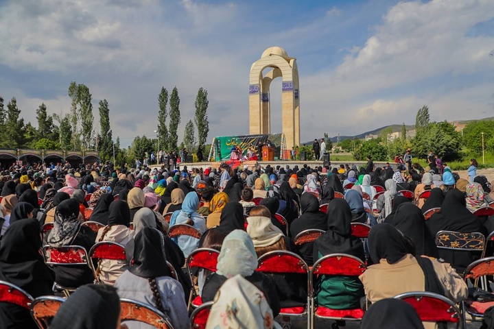 دهمین جشنواره چومچه خاتون در شهر گیوی برگزار شد