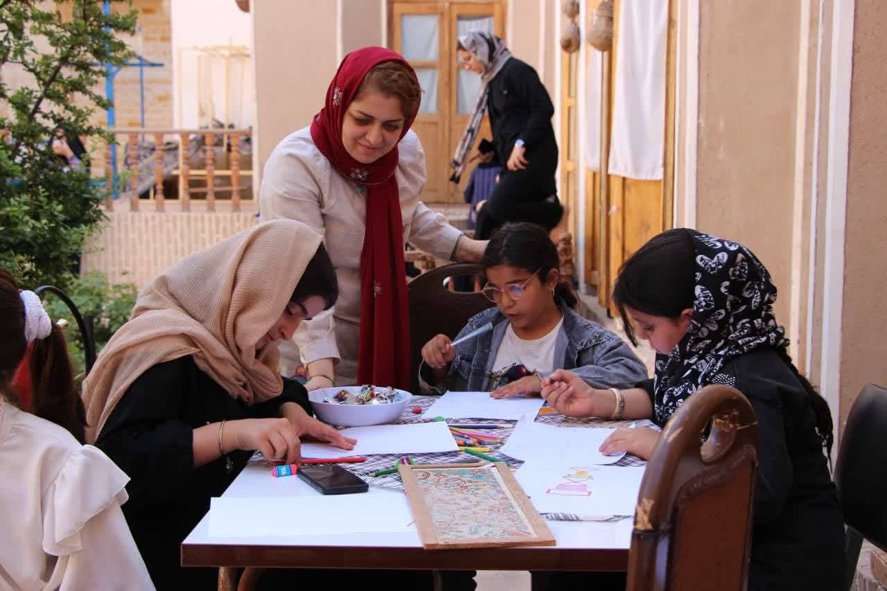 برگزاری ویژهبرنامه «قالی رویاییت را بکش» به مناسبت گرامیداشت روز جهانی موزهها و هفته میراثفرهنگی در اردکان