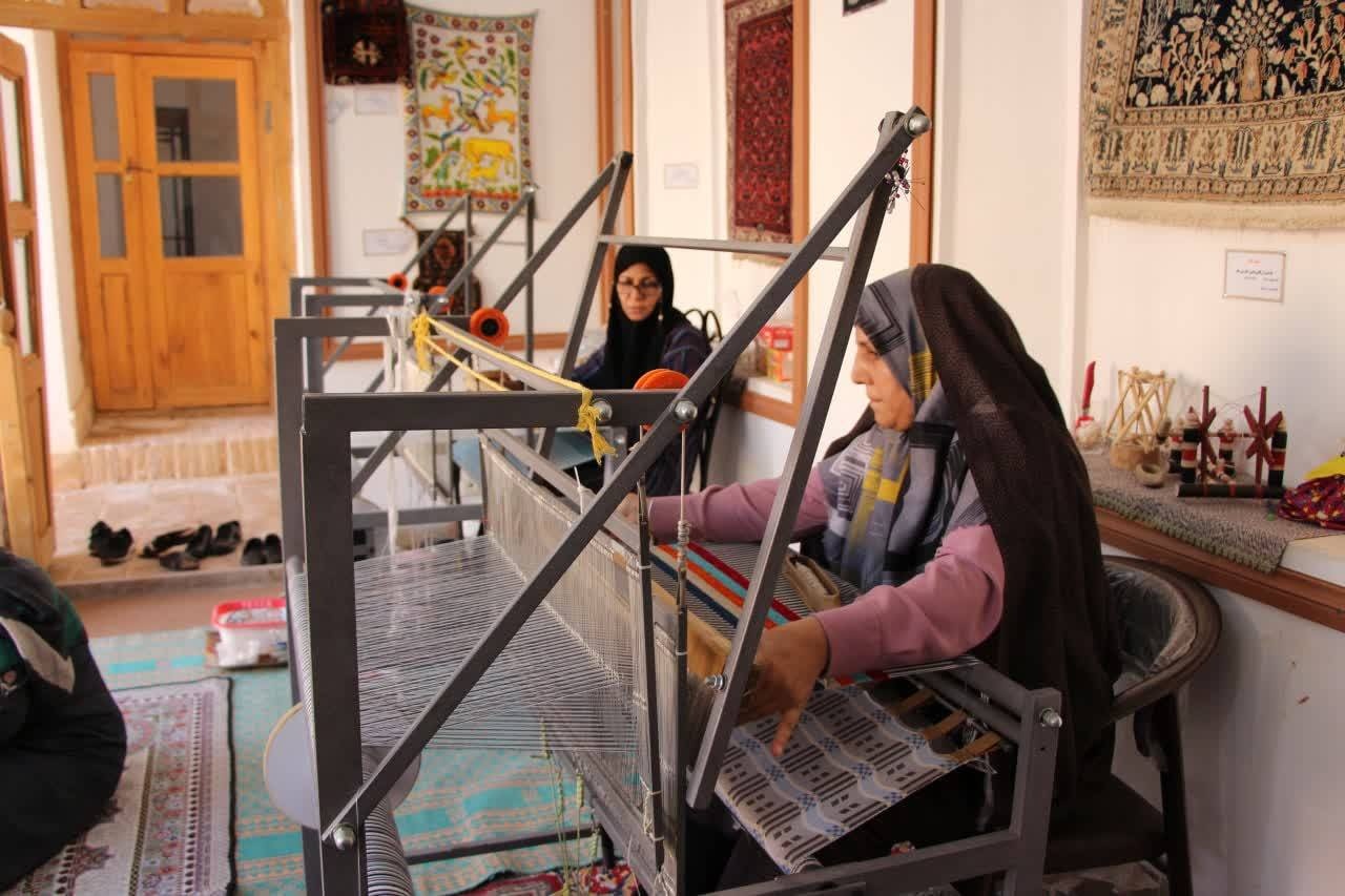 برگزاری ویژهبرنامه «قالی رویاییت را بکش» به مناسبت گرامیداشت روز جهانی موزهها و هفته میراثفرهنگی در اردکان
