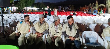 عشایر حاضر در هشتمین جشنواره ملی فرهنگ عشایر برای سلامتی رئیس جمهوری دست به دعا شدند