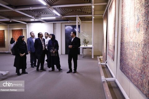 بازدید معاون صنایع‌دستی کشور از گالری سرنخ در موزه فرش
