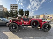 حضور زوج استرالیایی با خودرو ۱۰۰ ساله در خیابان‌های کرمان
