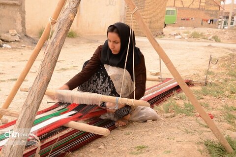 طرح نقوش کهن و اساطیری روی «جاجیم» لرستان/ هنری که خواهان دارد