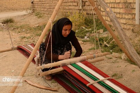 طرح نقوش کهن و اساطیری روی «جاجیم» لرستان/ هنری که خواهان دارد