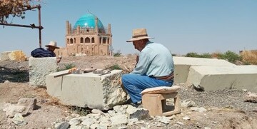گوشه ای از تلاش استادکاران کارگاه سنگ تراشی در پایگاه میراث جهانی گنبد سلطانیه
