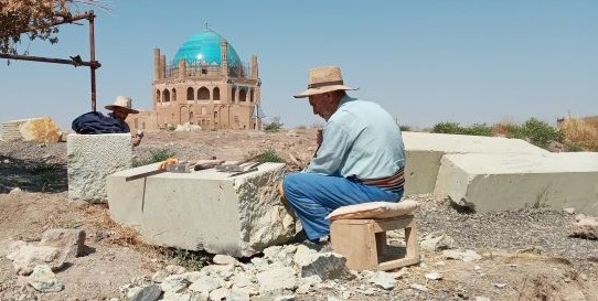 گوشه ای از تلاش استادکاران کارگاه سنگ تراشی در پایگاه میراث جهانی گنبد سلطانیه