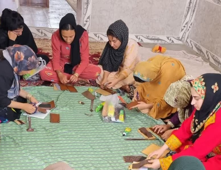 دوره آموزش چرم‌دوزی در شهرستان خواف خراسان رضوی آغاز شد