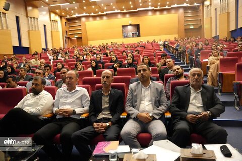 حضور بیش از ۳۰۰ نفر از فعالین مراکز اقامتی کرمانشاه در همایش گردشگری آگاهانه