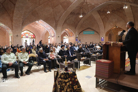 نشست هنرمندان صنایع‌دستی اردبیل با نماینده ولی فقیه در استان