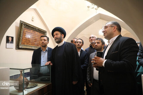 بازدید امام جمعه اردبیل از نمایشگاه و موزه صنایع‌دستی