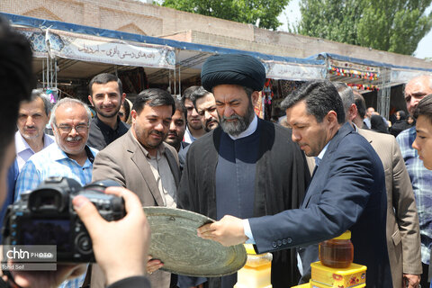 بازدید امام جمعه اردبیل از نمایشگاه و موزه صنایع‌دستی