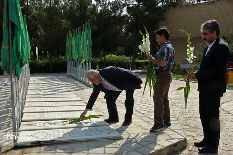 ادای احترام کارکنان میراث‌فرهنگی قم به مقام شامخ شهیدان