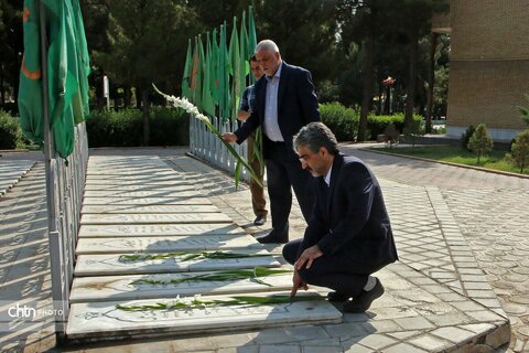 ادای احترام کارکنان میراث‌فرهنگی قم به مقام شامخ شهیدان