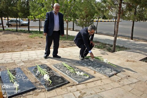 ادای احترام کارکنان میراث‌فرهنگی قم به مقام شامخ شهیدان