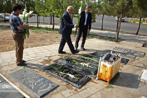 ادای احترام کارکنان میراث‌فرهنگی قم به مقام شامخ شهیدان