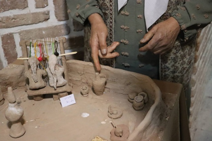 گل رس به جای کلمات تصویرسازی میکند/ روایتی از خاطرات کودکی هنرمند خودآموز ۶۳ ساله با گل رس