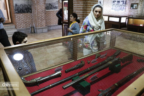 نمایشگاه تفنگ های سرپر دوره قاجاریه در تبریز