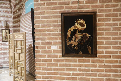 نمایشگاه معرق چوب «نقش کمان» در نگارخانه خطایی اردبیل