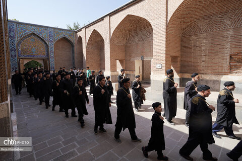 آیین سنتی طشت گذاری در پایگاه میراث جهانی شیخ صفی الدین اردبیلی