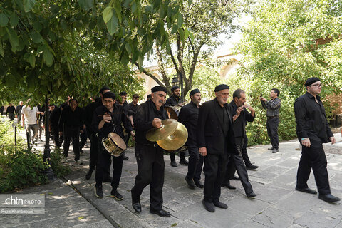 آیین سنتی طشت گذاری در پایگاه میراث جهانی شیخ صفی الدین اردبیلی