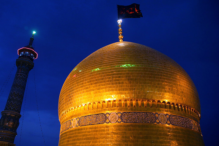 تعویض پرچم گنبد حرم حضرت معصومه(س) در قم