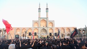 تجمع بزرگ عاشوراییان همزمان با روز هفتم ماه محرم در حسینیه و میدان تاریخی امیرچقماق یزد